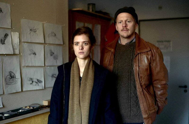 Eva (Liv Lisa Fries) und Pelle (Thure Lindhardt) überraschen Felix mit einem Besuch in der Klinik. – Bild: Nikolas Tusl / Eva (Liv Lisa Fries) und Pelle (Thure Lindhardt) überraschen Felix mit einem Besuch in der Klinik. Eva (Liv Lisa Fries) und Pelle (Thure Lindhardt) überraschen Felix mit einem Besuch in der Klinik. – Bild: Nikolas Tusl / Eva (Liv Lisa Fries) und Pelle (Thure Lindhardt) überraschen Felix mit einem Besuch in der Klinik.