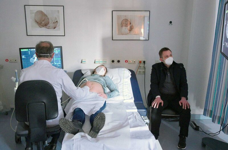 Professor Wolfgang Henrich, Direktor der Klinik für Geburtsmedizin an der Charité, führt einen Ultraschall bei Ania Köthe durch. Ihr Mann Alexander ist mit dabei. – Bild: Larissa Klinker /​ © Larissa Klinker