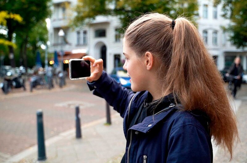 Die Gegend rund um den Stuttgarter Platz vereint die unterschiedlichsten Welten: Promi-Kiez, bürgerliches Charlottenburg und Treffpunkt der Drogenszene. Ein besonderer Blick auf den „Stutti“, wie ihn die Menschen, die hier leben nennen, durch die Augen seiner Bewohnerinnen und Bewohner – denn die übernehmen hier ein Stück weit die Regie. – Protagonistin Charlotte Raspe übernimmt die Regie. – Bild: rbb/​Anja Widell