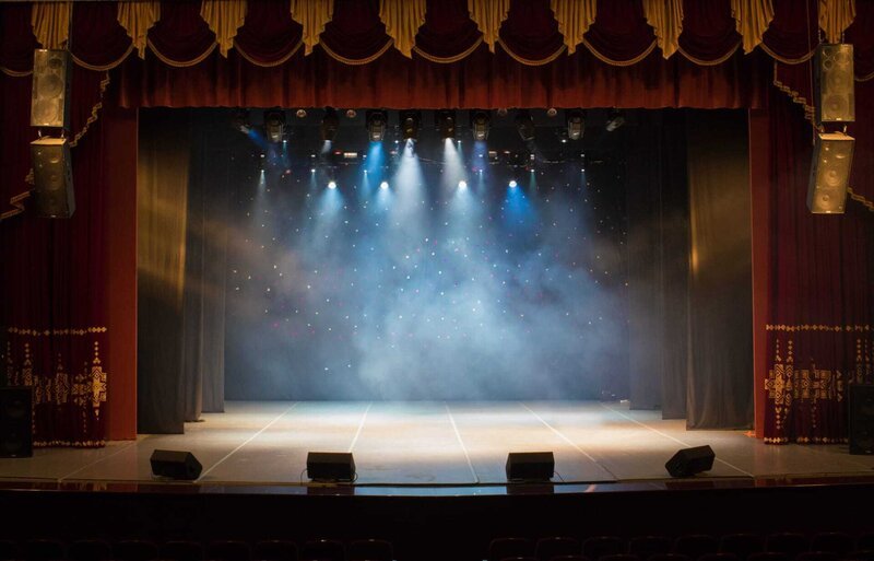An empty stage of the theater, lit by spotlights and smoke before the performance – Bild: Shutterstock /​ Shutterstock /​ Copyright (c) 2017 Kozlik/​Shutterstock. No use without permission.