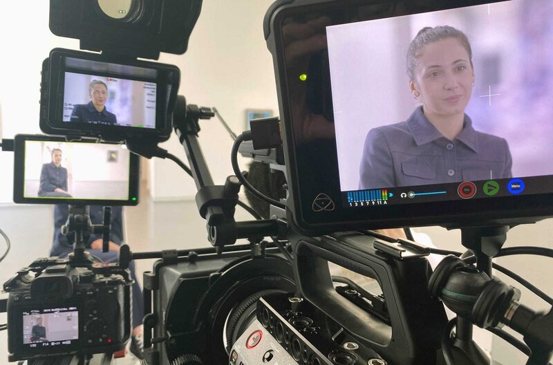 Anne Bessette beschäftigt sich in ihrer Doktorarbeit mit Vandalismus an Kunstwerken. Aus soziologischer Perspektive untersucht sie die Motivation hinter den Handlungen. – Bild: Zentralfilm / Anne Bessette beschäftigt sich in ihrer Doktorarbeit mit Vandalismus an Kunstwerken. Aus soziologischer Perspektive untersucht sie die Motivation hinter den Handlungen. Anne Bessette beschäftigt sich in ihrer Doktorarbeit mit Vandalismus an Kunstwerken. Aus soziologischer Perspektive untersucht sie die Motivation hinter den Handlungen. – Bild: Zentralfilm / Anne Bessette beschäftigt sich in ihrer Doktorarbeit mit Vandalismus an Kunstwerken. Aus soziologischer Perspektive untersucht sie die Motivation hinter den Handlungen.