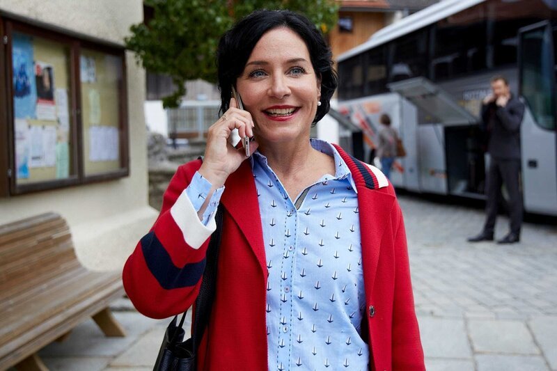Durch die aktuellen Ermittlungen verzögert sich Miriam Stockls (Marisa Burger) Abfahrt in den Urlaub, daher nutzt sie die Zeit für dienstliche Telefonate. – Bild: ZDF/​Bojan Ritan