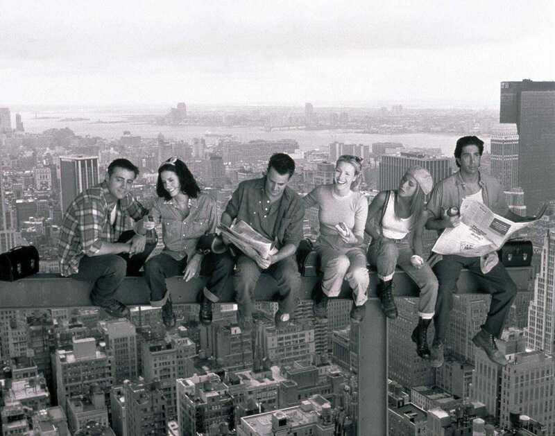 Rachel Green (Jennifer Aniston), Phoebe Buffay (Lisa Kudrow), Chandler Bing (Matthew Perry), Monica Geller (Courteney Cox), Joey Tribbiani (Matt LeBlanc), Dr. Ross Geller (David Schwimmer). – Bild: Disney. Alle Rechte Vorbehalten.