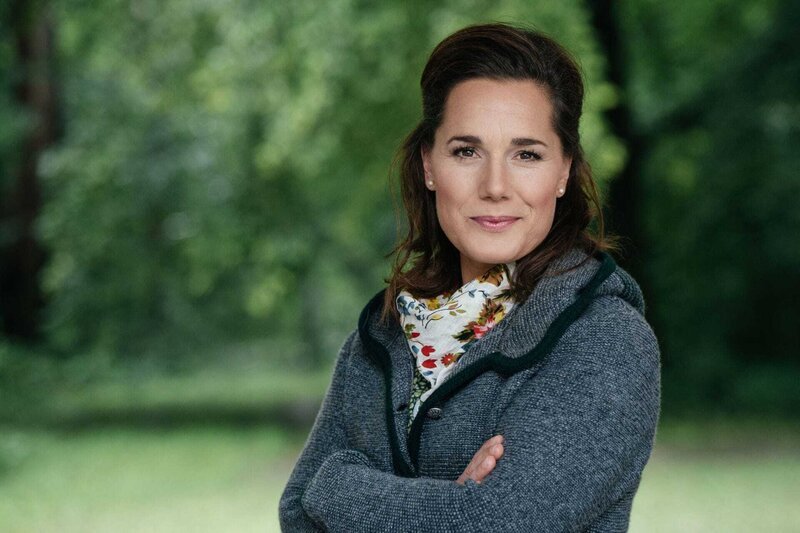 Moderatorin Janina Nottensteiner. – Bild: BR/​Julia Müller