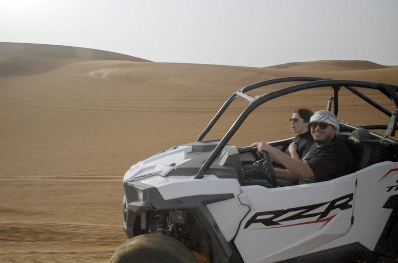 Wilde Wüstentour in den Dünen der Emirate – israelische Touristen dringen in bislang unbekanntes Terrain vor. – Bild: SWR / Wilde Wüstentour in den Dünen der Emirate – israelische Touristen dringen in bislang unbekanntes Terrain vor. Wilde Wüstentour in den Dünen der Emirate – israelische Touristen dringen in bislang unbekanntes Terrain vor. – Bild: SWR / Wilde Wüstentour in den Dünen der Emirate – israelische Touristen dringen in bislang unbekanntes Terrain vor.