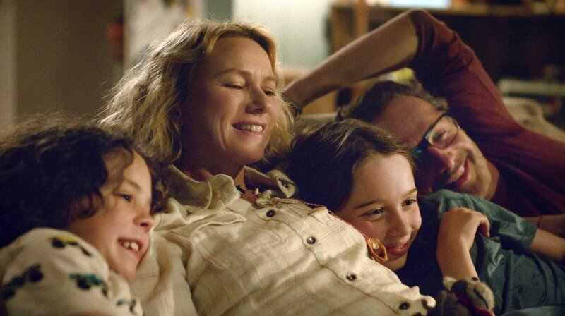 Sam (Naomi Watts, 2. v. li.) und Cameron (Andrew Lincoln, re.) kuscheln mit ihren Kindern Noah (Griffin Murray-Johnston, 2. v. re.) und Rueben (Felix Cameron, li.). – Bild: ARD Degeto/​Leonine Studios