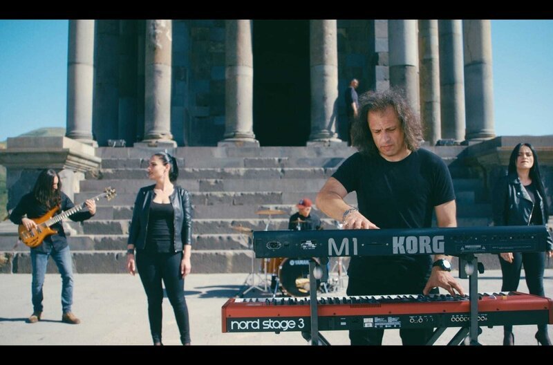 Die Heavy-Metal-Band Ayas um Frontmann Arthur Mitinyan vor dem Tempel von Garni – Bild: Mitja Hagelüken / © Mitja Hagelüken Die Heavy-Metal-Band Ayas um Frontmann Arthur Mitinyan vor dem Tempel von Garni – Bild: Mitja Hagelüken / © Mitja Hagelüken