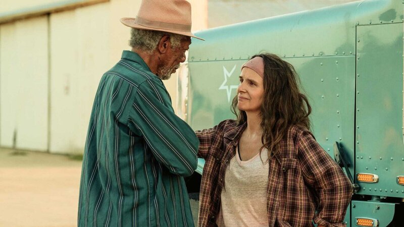 Gerick (Morgan Freeman) befragt Truckerin Sally (Juliette Binoche). – Bild: ZDF und Nick Burchell/​Lionsgate./​Nick Burchell/​Lionsgate