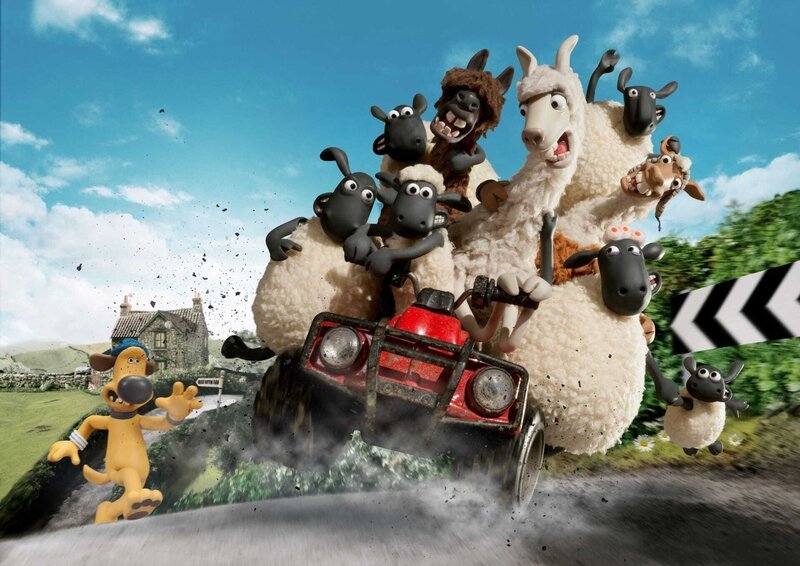 Es gibt Zuwachs auf dem Bauernhof von Shaun und seinen Freunden: Der Farmer bringt drei stolze Lamas vom Markt mit nach Hause. Klar, dass Shaun seine Finger dabei im Spiel hatte, denn die Jungs scheinen richtig gut drauf zu sein! Aber die Begeisterung der Bauernhofbewohner schwindet schnell. Bald machen sich die drei Lamas überall breit, ärgern Timmy und nerven mit ihrem schlechten Benehmen die Schafe – bis auf Shaun. Der amüsiert sich köstlich über ihre Späße und merkt nicht, dass seine neuen Freunde den Hof in große Gefahr bringen. Wird Shaun das wahre Wesen der Lamas erkennen, bevor es zu spät ist? – Die Neuankoemmlinge stellen den Hof auf den Kopf – Bild: WDR/​Aardman Animation Ltd./​BBC