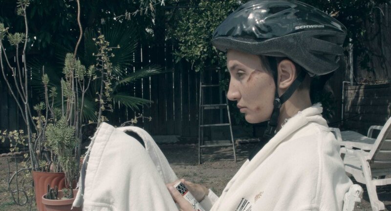 Nach einem schweren Sturz bei einem epileptischen Anfall fühlt sich Filmemacherin Yasmin Rams vorerst nur noch mit Fahrradhelm sicher. – Bild: ZDF und Yasmin Rams.