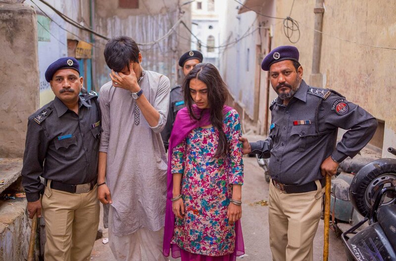 Was werden die Leute sagen – Bild: ZDF/​ARTE/​Ketan Mehta /​ Wieder hat Nisha (Maria Mozhdah, 2.v.r.) mit Amir (Rohit Saraf, 2.v.l.) angeblich Schande über die Familie gebracht.