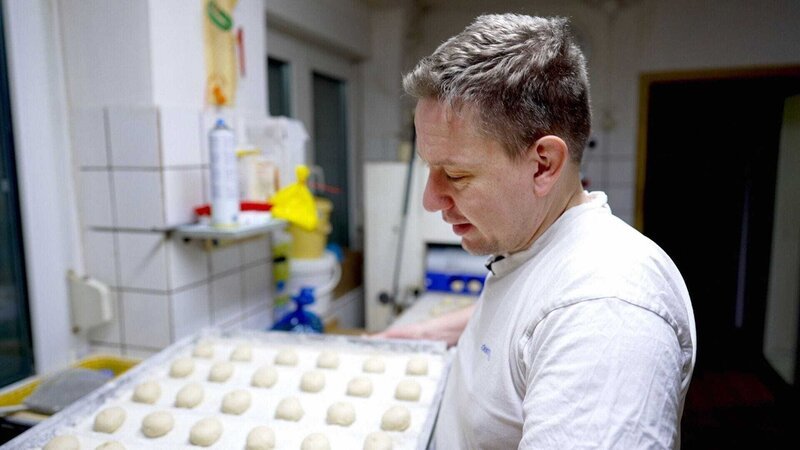 Traditionsbäcker-Mitarbeiter backt zum letzten Mal. Ab morgen ist die Traditionsbäckerei in Langenweddingen geschlossen. +++ Die Verwendung des sendungsbezogenen Materials ist nur mit dem Hinweis und Verlinkung auf RTL+ gestattet. +++; Traditionsbäcker-Mitarbeiter backt zum letzten Mal. Ab morgen ist die Traditionsbäckerei in Langenweddingen geschlossen. +++ Die Verwendung des sendungsbezogenen Materials ist nur mit dem Hinweis und Verlinkung auf RTL+ gestattet. +++ – Bild: RTL