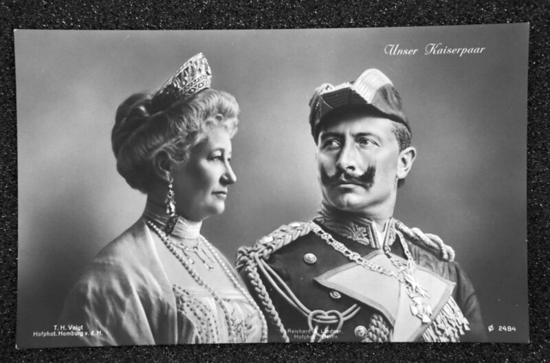 An der Seite ihres unsteten Mannes, Kaiser Wilhelm II., gewann Auguste Viktoria zunehmend an Macht. – Bild: Fotoarchiv Jörg Kirschstein /​ © Fotoarchiv Jörg Kirschstein