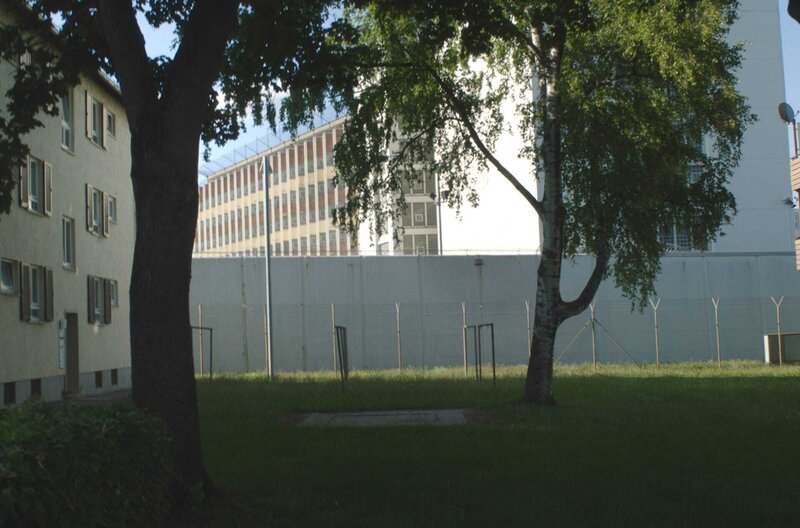 Wohnsiedlung an der Außenmauer der JVA Stuttgart. – Bild: SWR/Filmakademie BW/Nikolai Huber Wohnsiedlung an der Außenmauer der JVA Stuttgart. – Bild: SWR/Filmakademie BW/Nikolai Huber