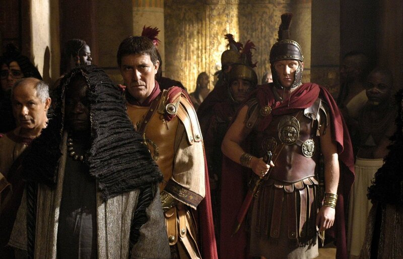 Caesar (Ciaràn Hinds, Mi.) ist entschlossen, den ägyptischen Herrscher Ptolemäus zu stürzen. Er wird begleitet von Posca (Nicholas Woodeson, li.) und Vorenus (Kevin McKidd, re.). – Bild: Sky Atlantic