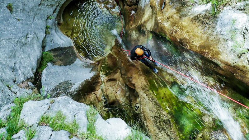 Die schwierigen Wildererpfade in unwegsamem Gelände sollten nur von Personen begangen werden, die über Erfahrung in den Bergen verfügen. – Bild: Bergblick