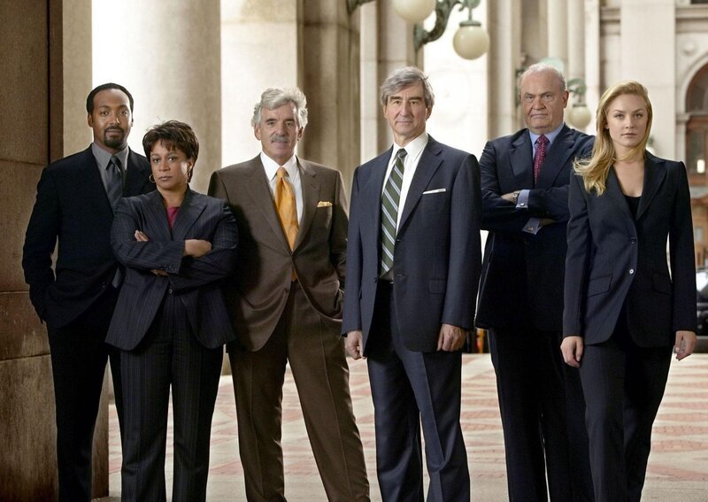 L-R: Det. Ed Green (Jessie Martin), Anita Van Buren (S. Epatha Merkerson ), Joe Fontana (Dennis Farina), Asst. D.A. Jack McCoy (Sam Waterston), D.A. Arthur Branch (Fred Thompson), Asst. D.A. Serena Southerlyn (Elisabeth Rohm) – Bild: NBC Universal