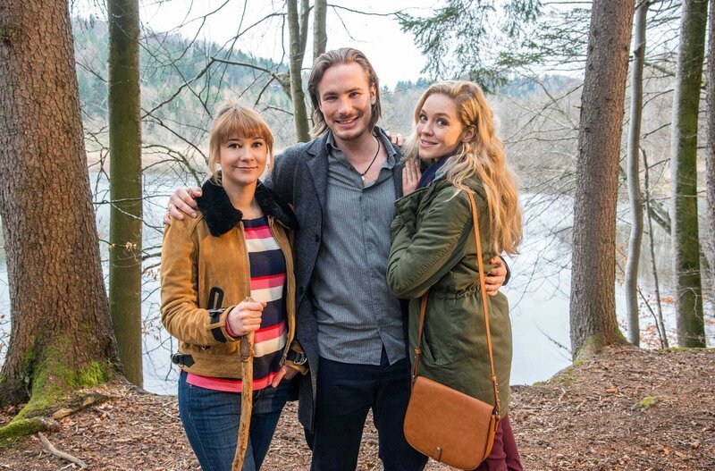 Alexander Milz (M.) als William Newcombe, Victoria Reich (r.) als Ella Kessler und Julia Alice Ludwig (l.) als Rebecca Herz – Bild: ORF 2