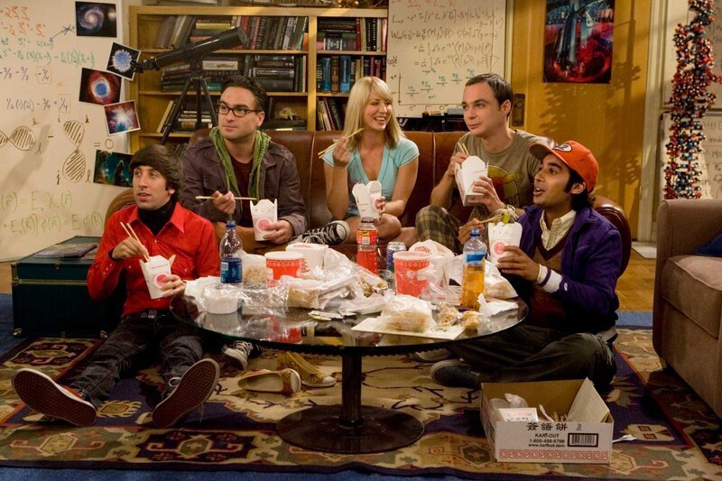 (3. Staffel) – Das Leben von Leonard (Johnny Galecki, 2.v.l.), Sheldon (Jim Parsons, 2.v.r.), Rajesh (Kunal Nayyar, r.) und Howard (Simon Helberg, l.) wird völlig auf den Kopf gestellt, als die junge, hübsche Penny (Kaley Cuoco, M.) in ihr Dasein tritt … – Bild: Turner /​ WARNER BROS. TELEVISION