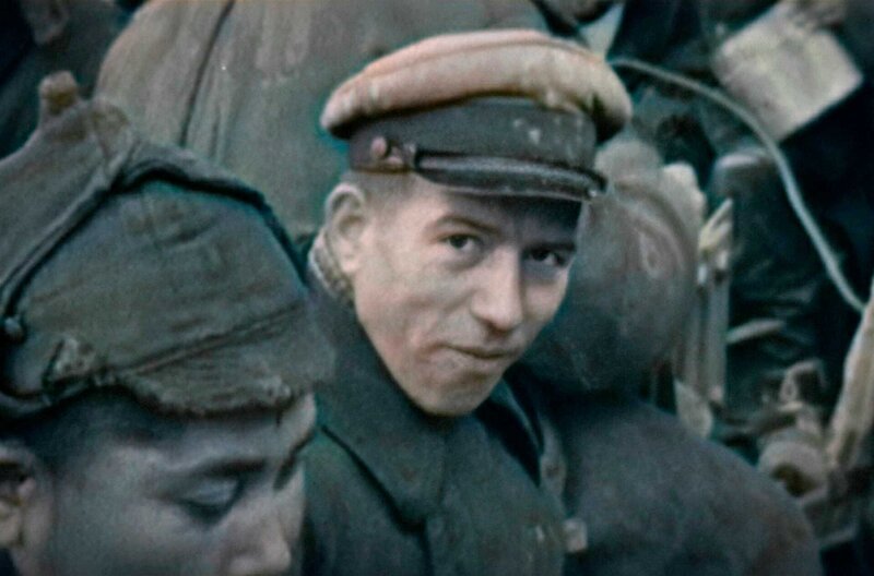 Sowjetischer Kriegsgefangener schaut in die Kamera. – Bild: SWR/​Docmakers/​NTR