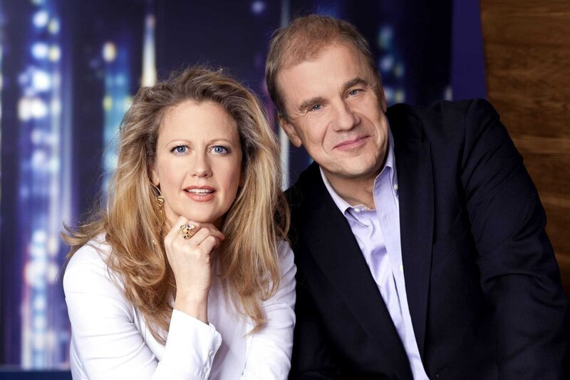Barbara Schöneberger und Hubertus Meyer-Burckhardt. – Bild: NDR/​Paul Schimweg