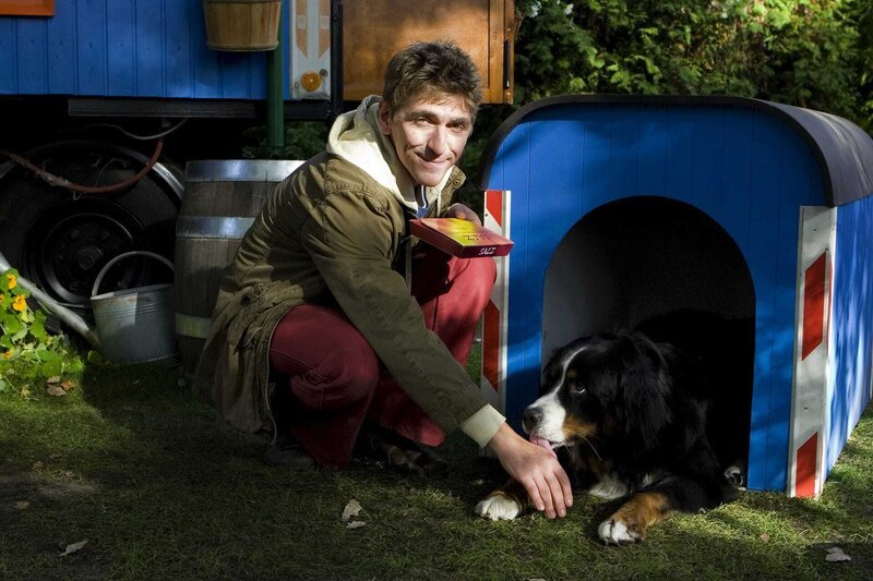 Auch Fritz’ (Guido Hammesfahr) Hund Keks möchte mal die Salzsorten probieren. – Bild: ZDF und Antje Dittmann./​Antje Dittmann