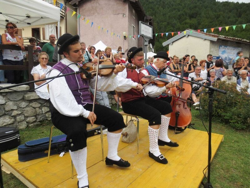 Federico Lonardi (l.) ist aus der Stadt hierher gezogen. Einer von wenigen. Sein Wunsch: Eines Tages Geige spielen zu können wie die großen Musiker des Resiatals. – Bild: RTL / MedienKontor/ Gordian Arneth / Friaul, Benvenuti im Musiktal Federico Lonardi (l.) ist aus der Stadt hierher gezogen. Einer von wenigen. Sein Wunsch: Eines Tages Geige spielen zu können wie die großen Musiker des Resiatals. – Bild: RTL / MedienKontor/ Gordian Arneth / Friaul, Benvenuti im Musiktal