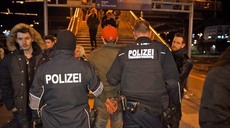Im regen Nachtleben der Hauptstadt kann es schnell zu gewalttätigen Eskalationen kommen. – Bild: N24 Doku