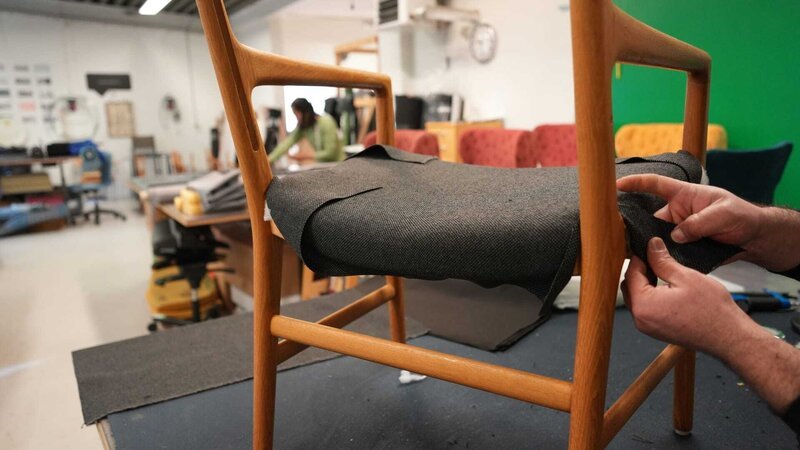 Designermöbel für wenig Geld – Beim schwedischen Unternehmen Soeco gibt es drei Werkstätten, wo Möbel repariert und umgestaltet werden: Polsterei, Schreinerei und Lackiererei. – Bild: ZDF und Arlette Gruoner. Designermöbel für wenig Geld – Beim schwedischen Unternehmen Soeco gibt es drei Werkstätten, wo Möbel repariert und umgestaltet werden: Polsterei, Schreinerei und Lackiererei. – Bild: ZDF und Arlette Gruoner.