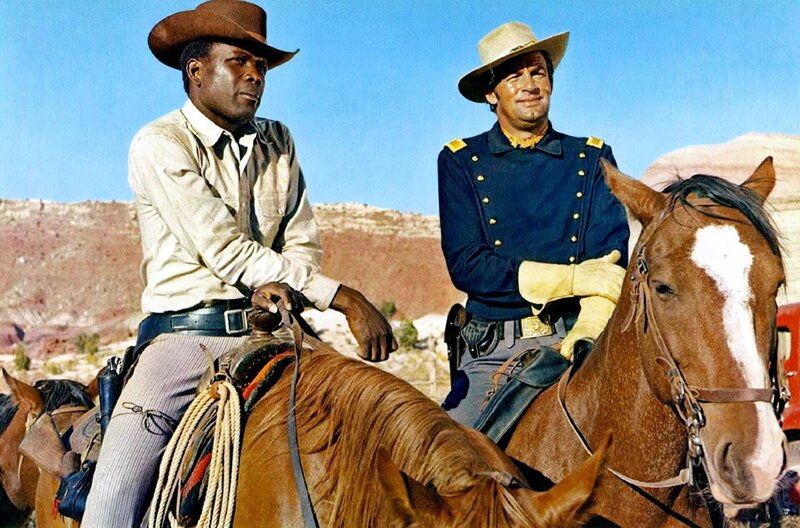 Duell in Diablo – Bild: Metro-Goldwyn-Mayer Studios Inc./​All rights reserved /​ Ex-Sergeant Toller (Sidney Portier, li.) hat sich dem Trupp um Lieutenant McAllister (Bill Travers, re.) angeschlossen.