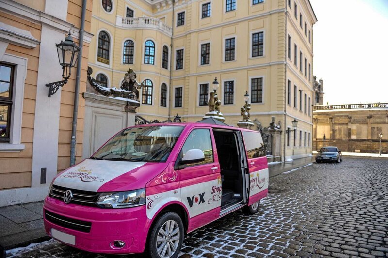 Promi Shopping Queen in Dresden. – Bild: VOX/​Stefanie Schuhmacher/​99p