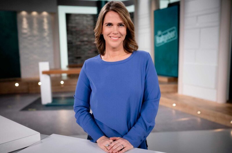 HESSISCHER RUNDFUNK. DIE RATGEBER: Anne Brüning und Daniel Johé führen im wöchentlichen Wechsel durch das Ratgebermagazin „Die Ratgeber“, von Montag bis Freitag um 18:45 Uhr im hr-fernsehen. Anne Brüning. © HR/​Ben Knabe, honorarfrei – Verwendung gemäß der AGB im engen inhaltlichen, redaktionellen Zusammenhang mit genannter HR-Sendung bei Nennung „Bild: HR/​Ben Knabe“ (S2). HR/​Pressestelle, Tel: 069/​155–4954, Fax: -3005 – Bild: HR/​Ben Knabe /​ HR/​Pressestelle