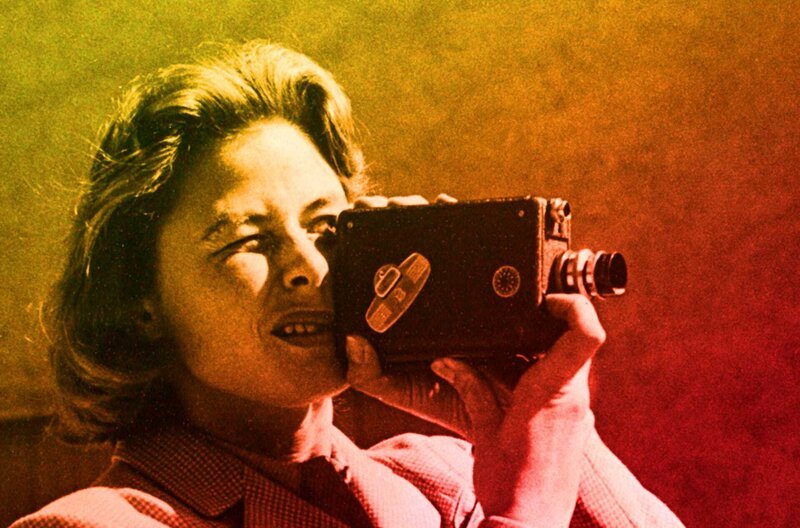 Ingrid Bergman in typischer Pose: Die Schauspielerin hinterließ zahlreiches selbst gedrehtes Material. – Bild: Wesleyan University Cinema Archive /​ © Wesleyan University Cinema Archive
