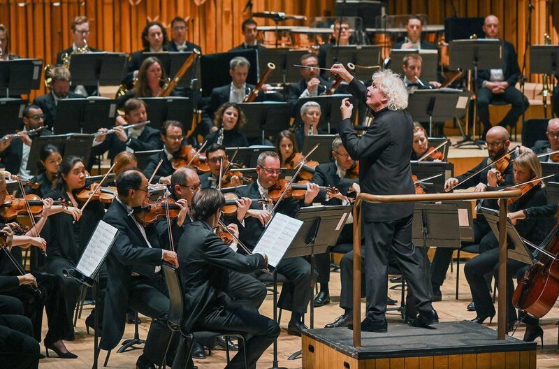 Sir Simon Rattle ist der Chef des London Symphony Orchestra, das er hier dirigiert. – Bild: Mark Allan /​ © Mark Allan