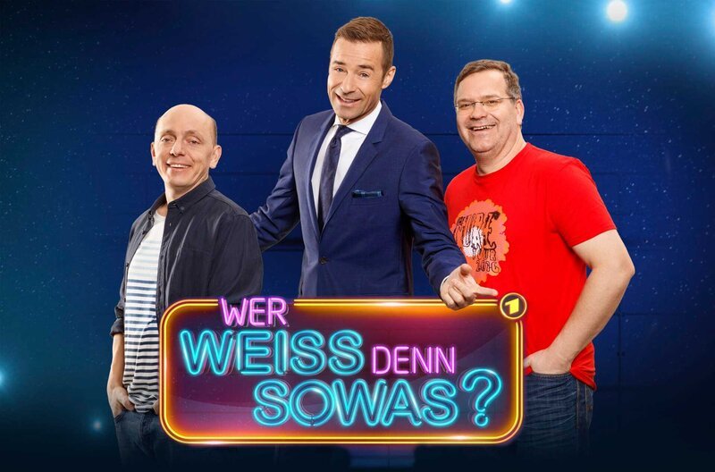 ARD WER WEISS DENN SOWAS?, Moderator Kai Pflaume. Bernhard Hoëcker (l.), Elton (r.) und Kai Pflaume (M.). – Bild: „Bild:ARD/​Morris Mac Matzen (S2). ARD Programmdirektion/​Bildredaktion