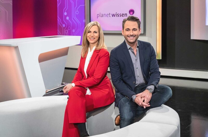 SÜDWESTRUNDFUNK Planet Wissen Montags bis freitags um 11:15 Uhr im SWR Fernsehen Die SWR-Moderatoren Birgit Klaus und Dennis Wilms. © SWR/​Alexander Kluge, honorarfrei – Verwendung gemäß der AGB im engen inhaltlichen, redaktionellen Zusammenhang mit genannter SWR-Sendung und bei Nennung „Bild: SWR/​Alexander Kluge“ (S2+). SWR-Presse/​Bildkommunikation, Baden-Baden, Tel: 07221/​929⁠–⁠26868, foto@swr.de – Bild: SWR/​Alexander Kluge /​ SWR-Presse/​Bildkommunikation