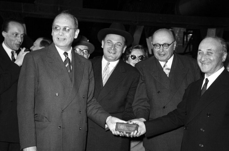 Am 30. April 1953 präsentieren Vertreter der Montanunion das erste „europäische“ Stück Stahl: Franz Etzel (Deutschland), Albert Coppé (Belgien), Albert Wehrer (Niederlande) und Jean Monnet (Frankreich, v.l.). – Bild: Phototek Luxemburg /​ Am 30. April 1953 präsentieren Vertreter der Montanunion das erste „europäische“ Stück Stahl: Franz Etzel (Deutschland), Albert Coppé (Belgien), Albert Wehrer (Niederlande) und Jean Monnet (Frankreich, v.l.).