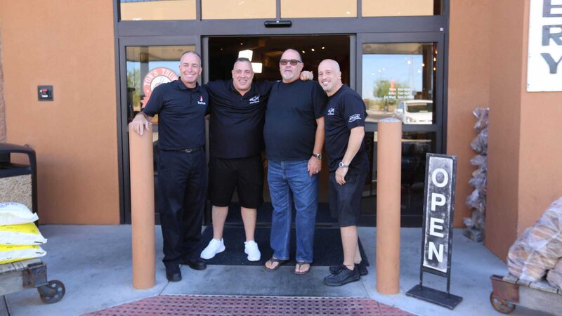 Wayde and Brett pose outside the Thumb with owner Kip Lassetter and general Manager Mike Lawson. – Bild: Animal Planet /​ Discovery Communications