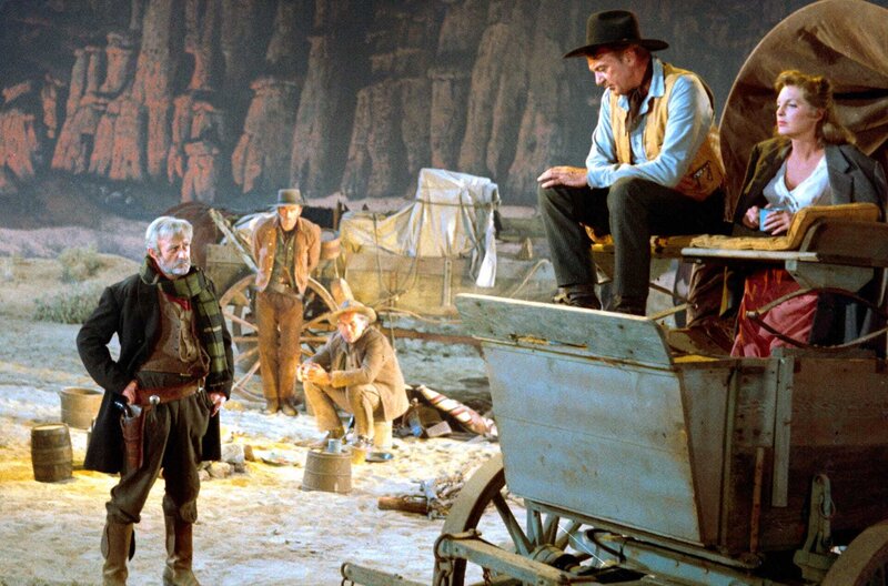 Der Mann aus dem Westen – Bild: 2023 Metro-Goldwyn-Mayer Studios Inc./​All rights reserved /​ Um das Vertrauen von Dock Tobin (Lee J. Cobb, li.), dem Anführer der Bande, zu gewinnen, will Link Jones (Gary Cooper, 2.v.r.) eine Bank auskundschaften. Der passende Moment  …