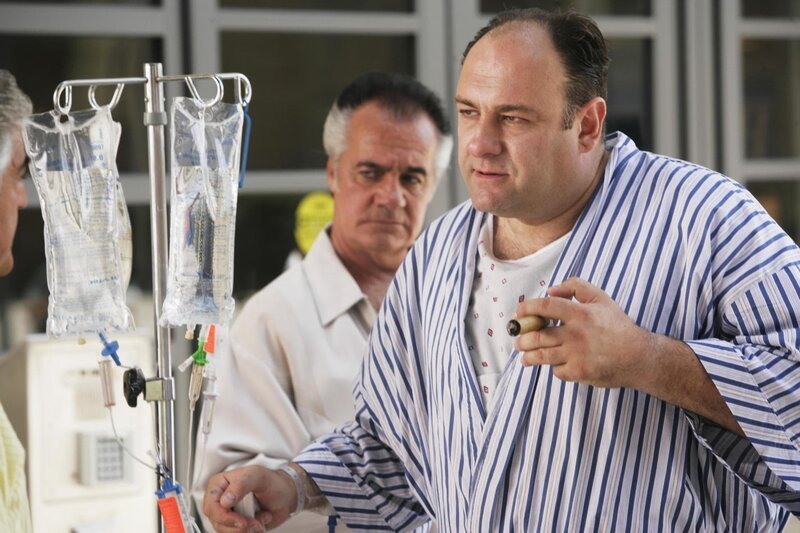 Alors que Tony et un évangéliste discutent religion et dinosaures, Paulie découvre une vérité choquante sur son éducation. Pendant ce temps, Bobby aide un apprenti rappeur à gagner une image de marque. – Bild: Sky Atlantic