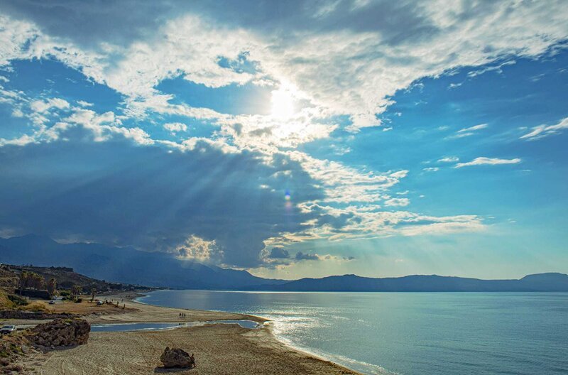 Ein Strand auf der griechischen Insel Kreta: Was geht hier alles vor sich, wenn man mal genauer hinschaut? – Bild: Klaus Scheurich /​ © Klaus Scheurich/​+49(0)6221400780/​Marco Polo Film AG