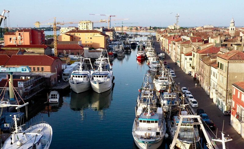 Die Hafenstadt Chioggia liegt im Süden von der Lagune von Venedig und nicht weit von der Etsch-Mündung. Fischfang dominiert die lokale Wirtschaft. In der Stadt befindet sich einer der größten Fischmärkte Italiens. – Bild: SWR