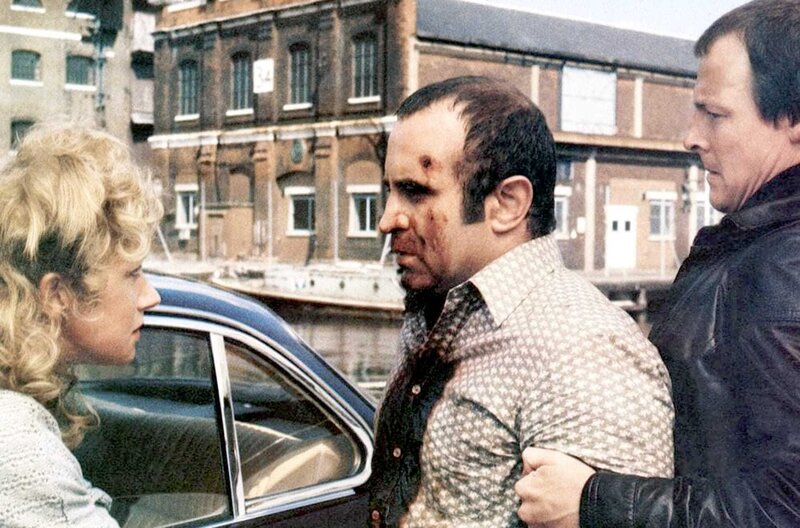 The Long Good Friday – Bild: Handmade Films Ltd. /​ Mit Unterstützung von Alan (Brian Hall, re.) und Victoria (Helen Mirren, li.) stellt sich Harold (Bob Hoskins, Mi.) den Angriffen auf seine Person entgegen.