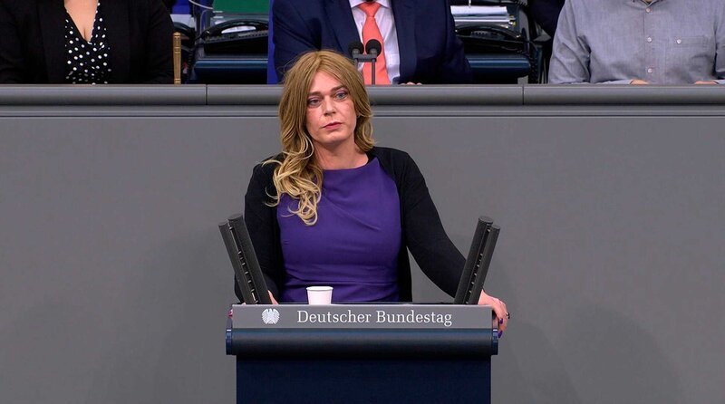 Bei ihrer ersten Rede im Bundestag schlägt Tessa Ganserer transfeindlicher Hass entgegen. – Bild: WDR/​Doclights/​Bundetag