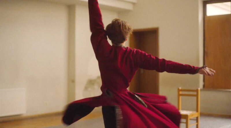 Ausgelassenheit der jungen Tänzer und Tänzerinnen nach einer berauschten Nacht.; Tänzer Merab (Levan Gelbakhiani) muss sich den strengen Regeln des Georgischen Nationalballetts in Tiflis unterordnen.; Merab (Levan Gelbakhiani) beim Vortanzen im Georgischen Nationalballett in Tiflis. – Bild: BR/Salzgeber & Co. Medien GmbH Ausgelassenheit der jungen Tänzer und Tänzerinnen nach einer berauschten Nacht.; Tänzer Merab (Levan Gelbakhiani) muss sich den strengen Regeln des Georgischen Nationalballetts in Tiflis unterordnen.; Merab (Levan Gelbakhiani) beim Vortanzen im Georgischen Nationalballett in Tiflis. – Bild: BR/Salzgeber & Co. Medien GmbH
