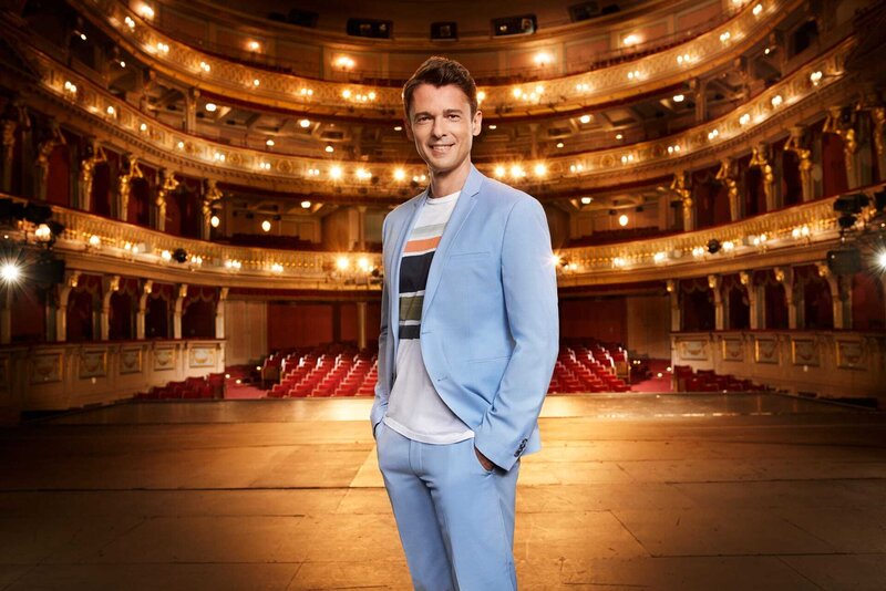 Moderator Peter Schneeberger (ORF). „Kulturzeit“ ist das werktägliche Kulturmagazin von 3sat. „Kulturzeit“ mischt sich in kulturelle und gesellschaftspolitische Fragen ein. Das Magazin bietet Hintergrundinformationen, Porträts und Gespräche zu aktuellen und brisanten Fragen. – Bild: BR/​ZDF/​[H] Theater an der Wien/​Markus Hintzen