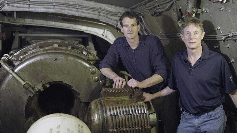 Presenter Dan Snow inside one of the gun turrets on USS Texas, the last remaining Dreadnought, with Dale Churchett, relative of midshipman Archibald Dickson, who died on HMS Queen Mary at Jutland – Bild: True North all media inc BBC Store World Wide In Perpetuity