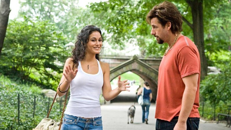 Zohan (Adam Sandler, re.) lernt Dalia (Emmanuelle Chriqui) kennen, die ihm einen Job in ihrem Schönheitssalon anbietet.. – Bild: 2008 Columbia Pictures Industries, Inc.. All rights reserved. © 2008 Columbia Pictures Industries, Inc.. All rights reserved. Zohan (Adam Sandler, re.) lernt Dalia (Emmanuelle Chriqui) kennen, die ihm einen Job in ihrem Schönheitssalon anbietet.. – Bild: 2008 Columbia Pictures Industries, Inc.. All rights reserved. © 2008 Columbia Pictures Industries, Inc.. All rights reserved.