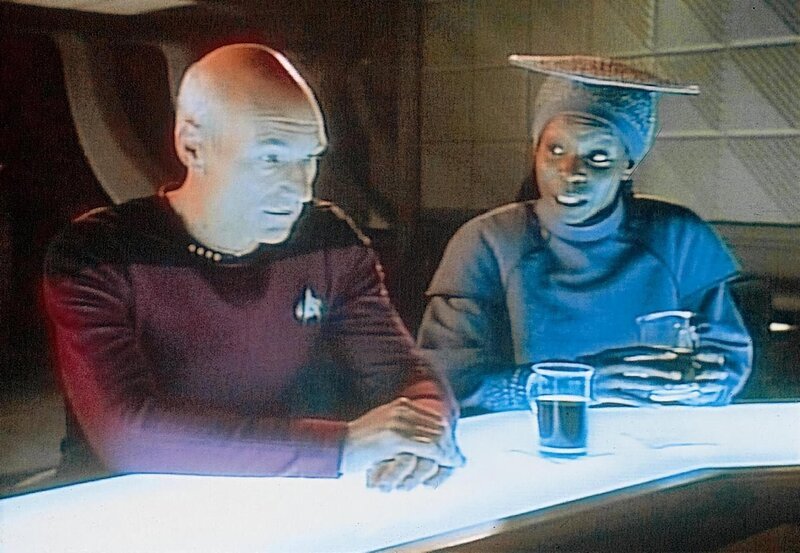 Captain Picard (Patrick Stewart) versucht sich bei Guinan (Whoopi Goldberg) an der Bar zu entspannen, nachdem er in einer Anhoerung gute Ueberzeugungsarbeit geleistet hat. – Bild: SYFY