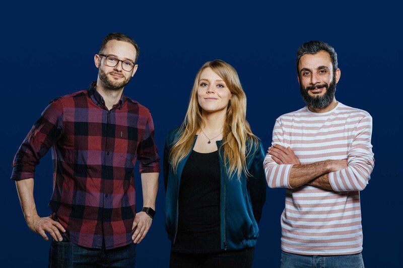 Die Moderatoren (von links): Rainer Maria Jilg, Sabine Pusch und Ramo Ali. – Bild: BR/​Lisa Hinder